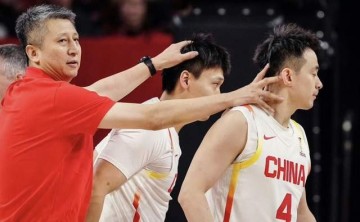 MK体育app-中国男篮感人一幕！郭士强跪在地上布置战术：他给男篮带去精气神